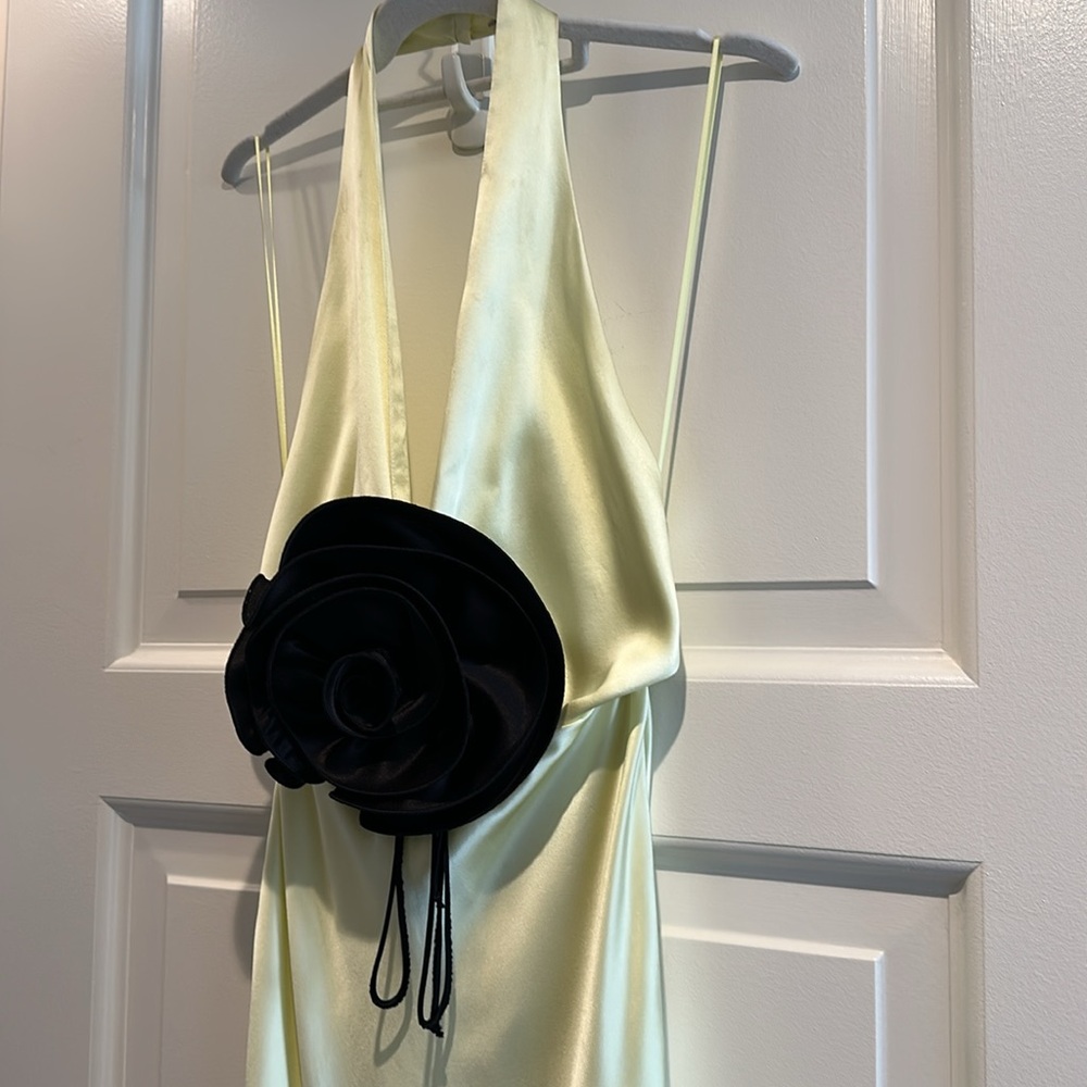 The Bar Celeste Silk Gown in Chiffon Yellow with Black Rosette. Size 4 - Picture 3 of 7